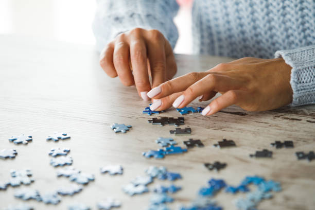 Personne faisant un puzzle adulte moment de détente