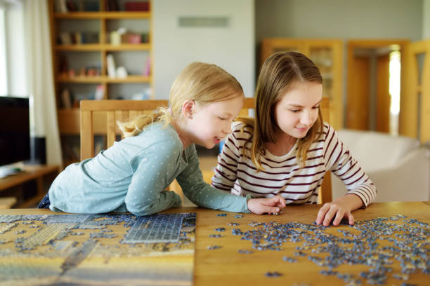 Enfant faisant un puzzle éducatif coloré sur une table