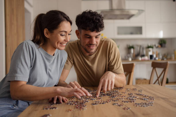 Moment détente avec puzzle adulte à la maison
