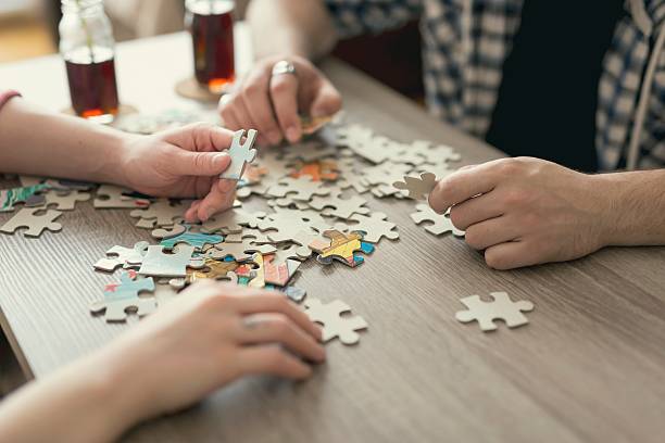 Adulte concentré en train de faire un puzzle sur une table