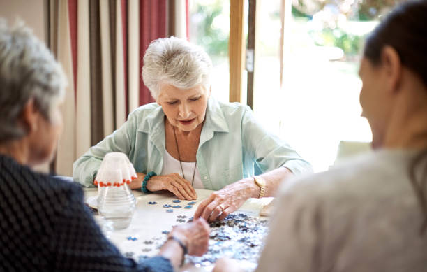 Senior faisant un puzzle activité cognitive douce