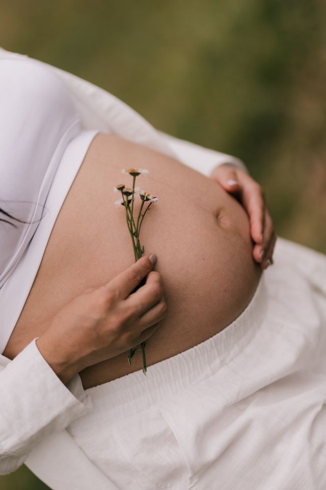 Femme enceinte profitant d'une activité relaxante à la maison