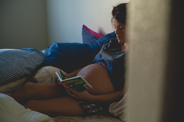 Future maman profitant d'une activité calme de lecture pendant sa grossesse