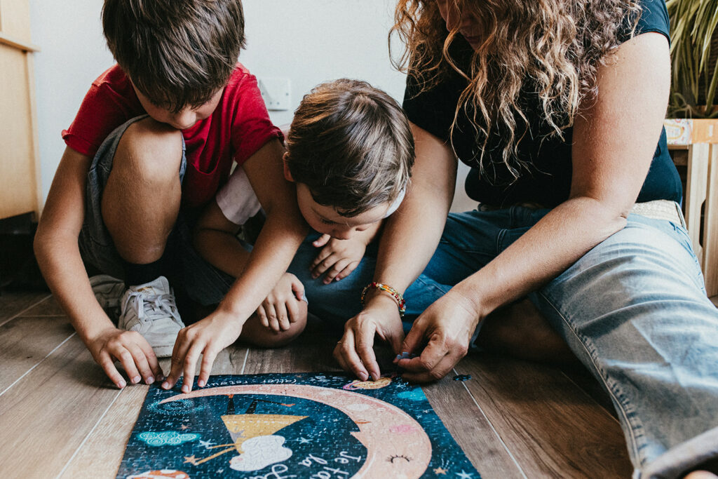 La bonheur de faire un puzzle en famille