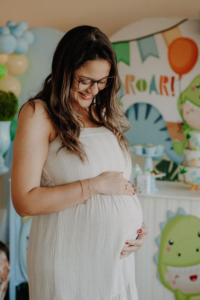future maman heureuse entourée de ses amies pour la baby shower